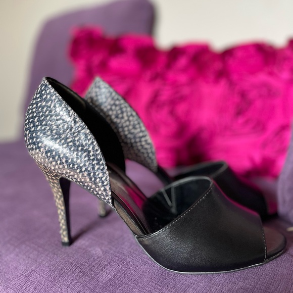 Nine West 4” black open toe pump with two tone print heal size 8 - Picture 7 of 10